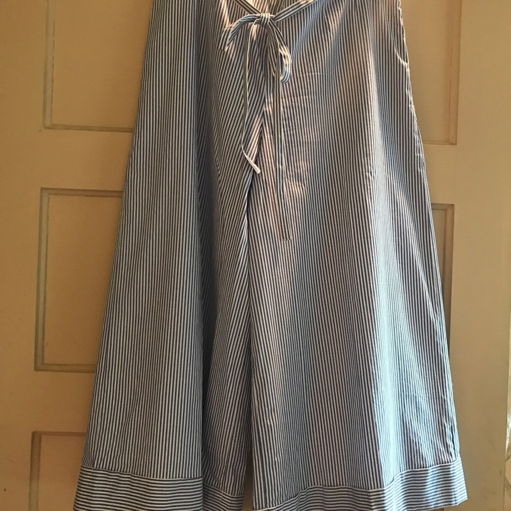 Cropped wide leg pant.
